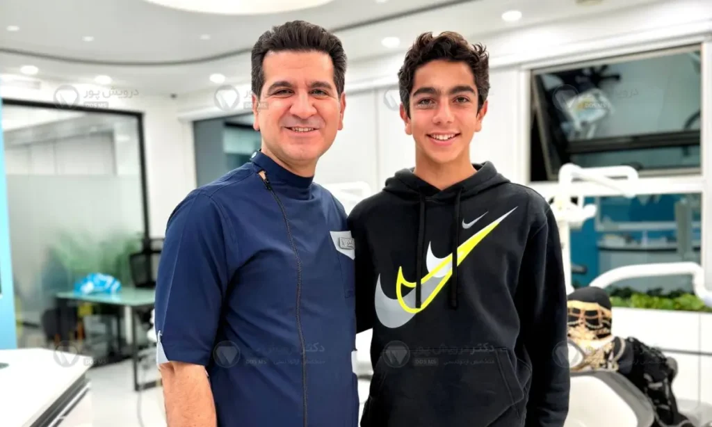 دکتر درویش پور با یکی از مراجعان نوجوان و ورزشکار مجموعه